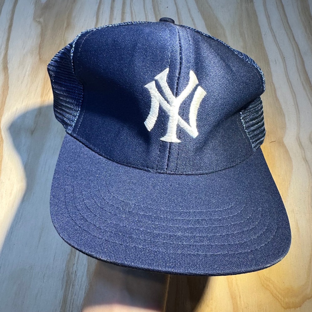 MLB New York Yankees Navy Blue Mesh Snapback Trucker Hat Size M/L NY Logo